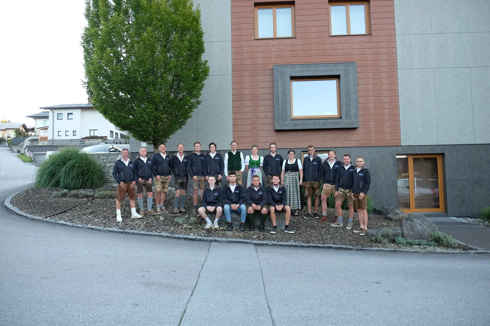 Windhofer Team vor dem Betriebsgebäude
