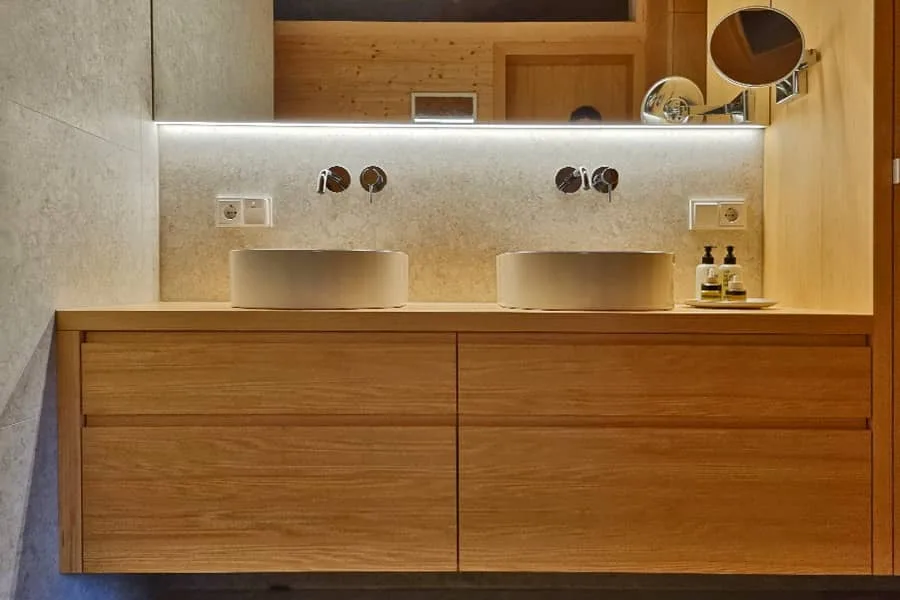 Modernes Badezimmer mit Doppelwaschtisch