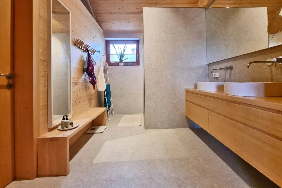 Badezimmer mit Holz und Natursteinoptik