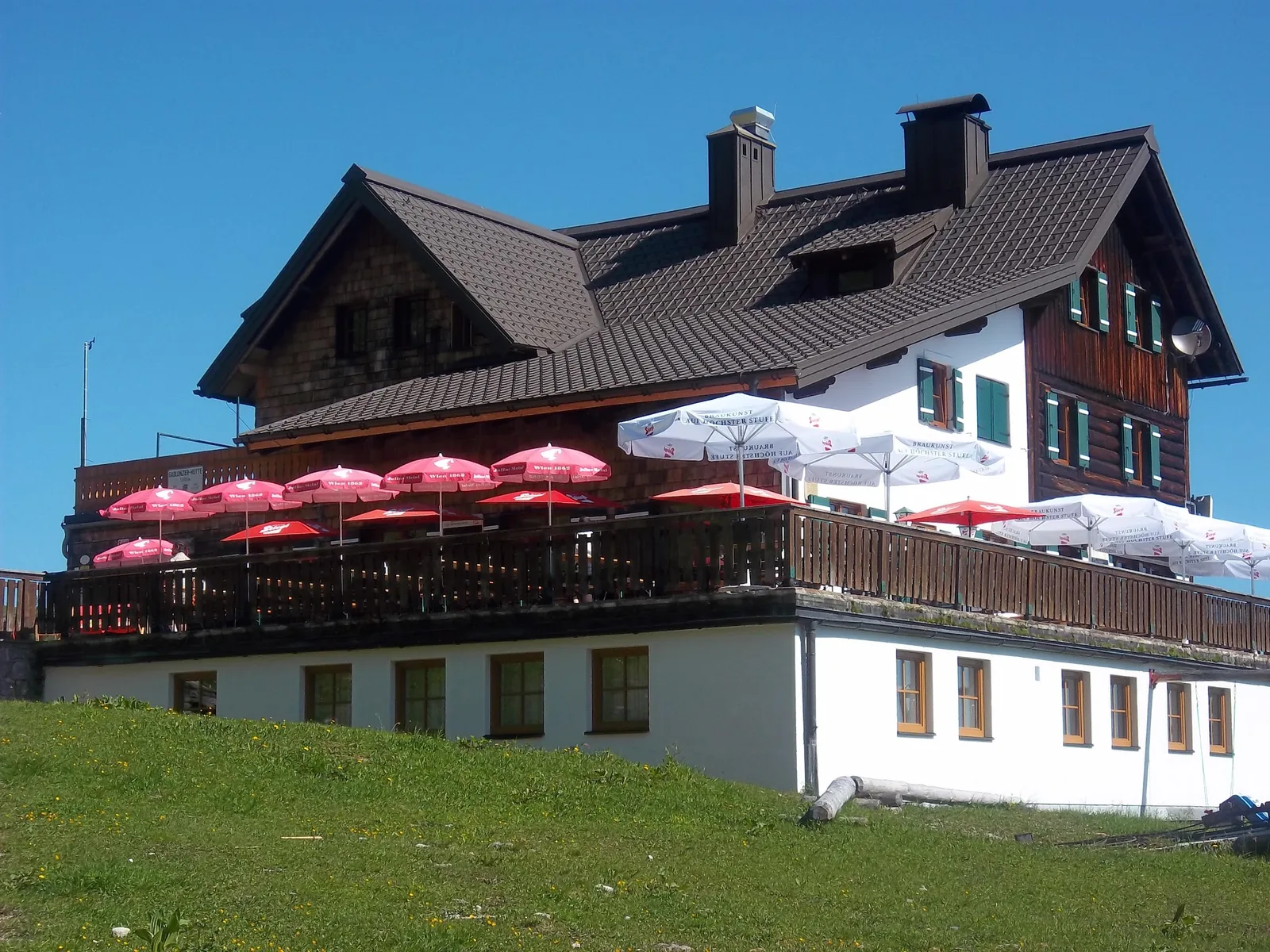 Gebäude mit einer ausgeführten Dachfläche
