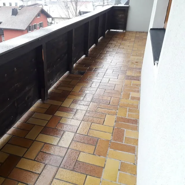 Arbeit an einem Balkon im Winter